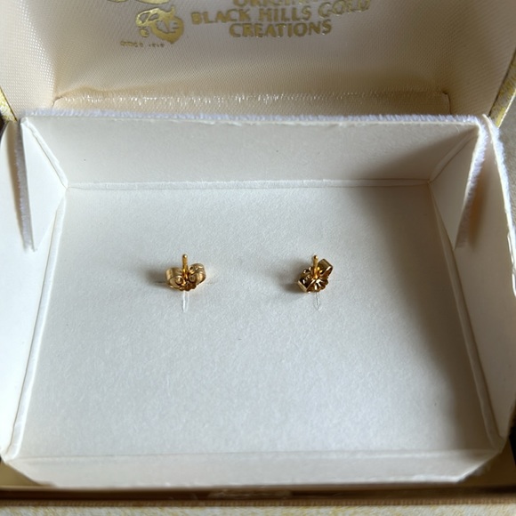 Landstrom’s Original Black Hills Gold Creations earrings! - Picture 5 of 5